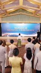 On their fourth wedding anniversary, he disregarded her pain of losing their child and married his "white moonlight" (her first love). After the divorce, she regained the peak of her career and was pursued relentlessly by a powerful CEO. Her scumbag ex-hu