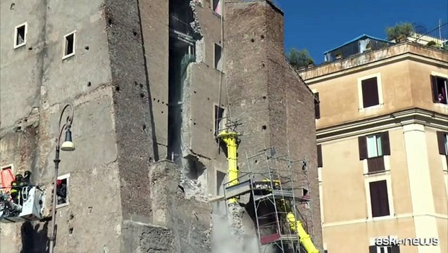 Roma, il momento del secondo crollo alla Torre dei Conti