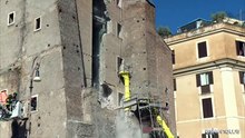 Roma, il momento del secondo crollo alla Torre dei Conti
