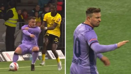 Shaqiri perde la testa: gomitata all'avversario, ma l'arbitro...