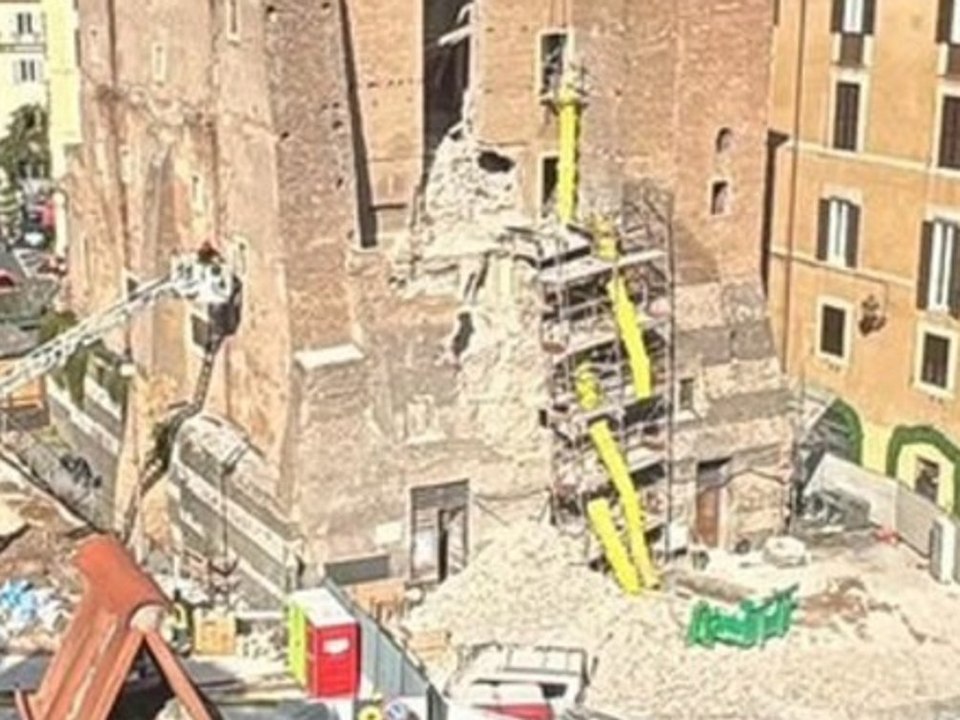 Mit Riesenstaubwolke: Teile des Torre dei Conti in Rom eingestürzt