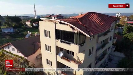 Balıkesir'de önceki depremlerde tahliye kararı verilen bir binanın çatısı kısmen çöktü