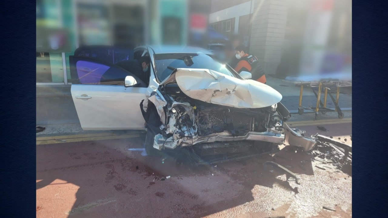 완주서 차량 4대 연쇄 충돌...1명 사망·2명 부상 / YTN