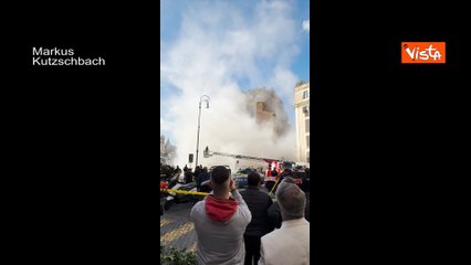 Il momento del secondo crollo della Torre dei Conti ai Fori Imperiali a Roma