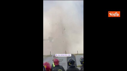 La nube di fumo e polvere per il crollo della Torre dei Conti ai Fori Imperiali