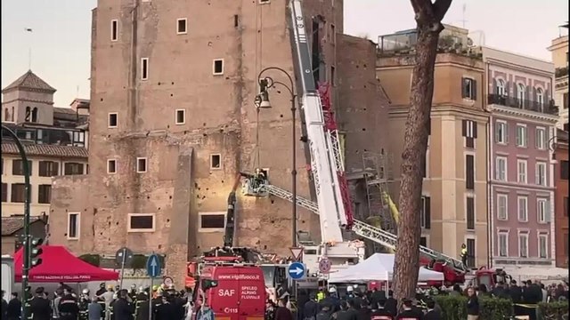 I vigili del fuoco al lavoro per mettere in sicurezza la Torre dei Conti crollata a Roma