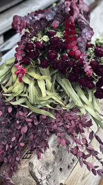 Seasonal Florals: Dried Spray Roses for Autumn Decor 🍂