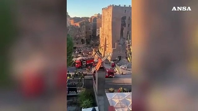 Crollo ai Fori, i Vigili del fuoco estraggono i detriti