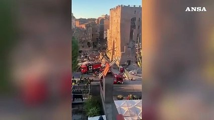 Crollo ai Fori, i Vigili del fuoco estraggono i detriti
