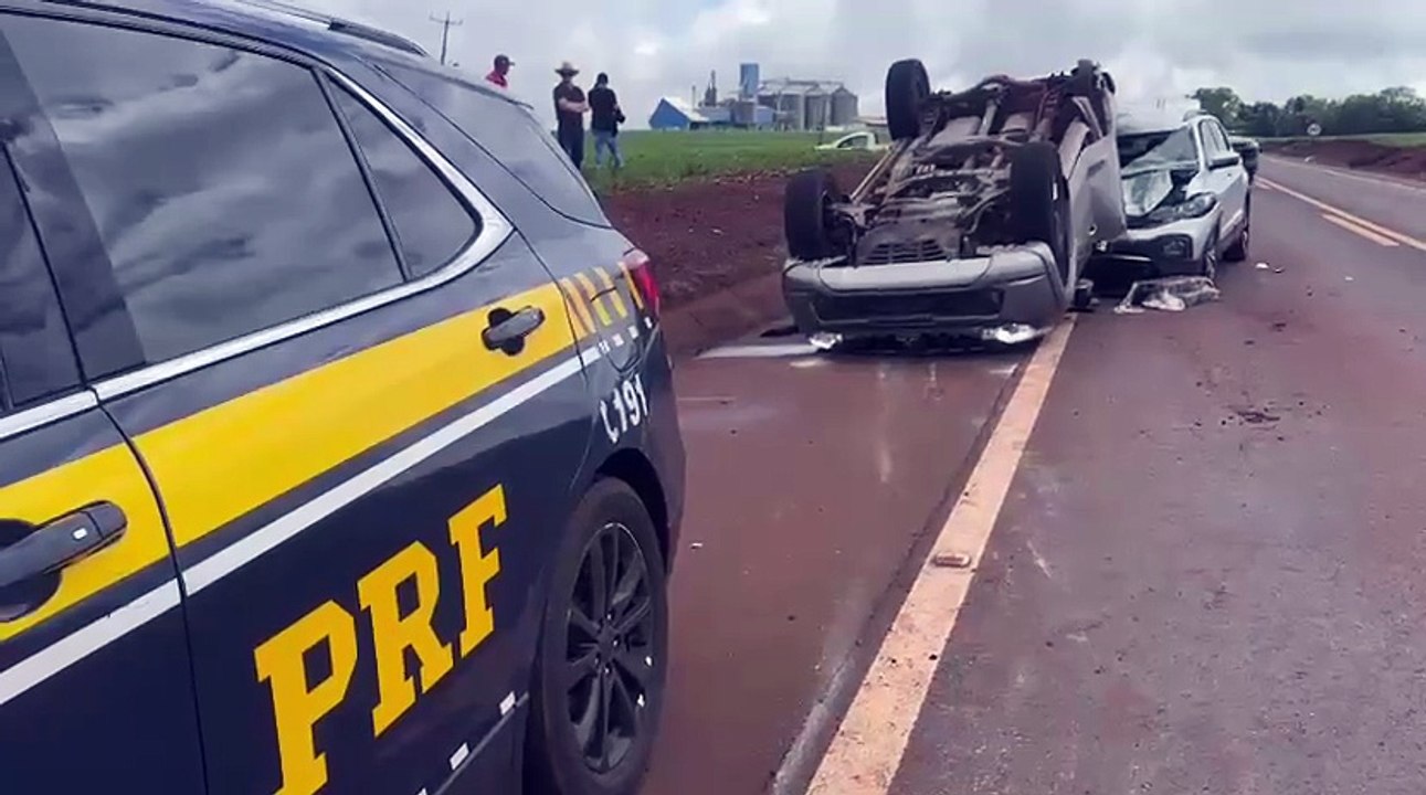 Traficantes usavam uniformes falsos da Itaipu em caminhonete que capotou com tonelada de maconha