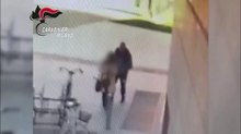 Il video dell'aggressione a Milano in piazza Gae Aulenti: la pugnalata, la vittima di spalle e la fuga. Le immagini delle telecamere di sorveglianza