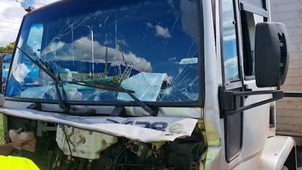 Colisão entre dois caminhões e um carro causa lentidão na BR-277 em Santa Tereza do Oeste