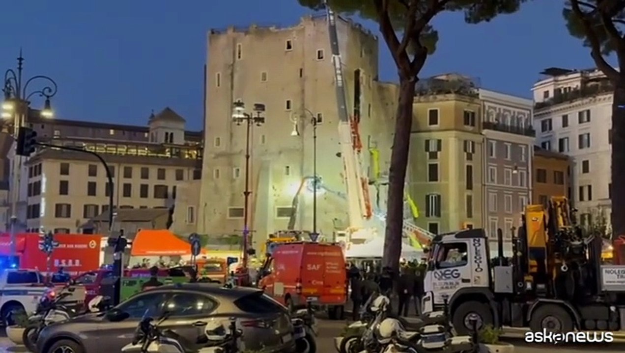 Crollo Torre dei Conti, operazioni di soccorso no-stop anche con droni