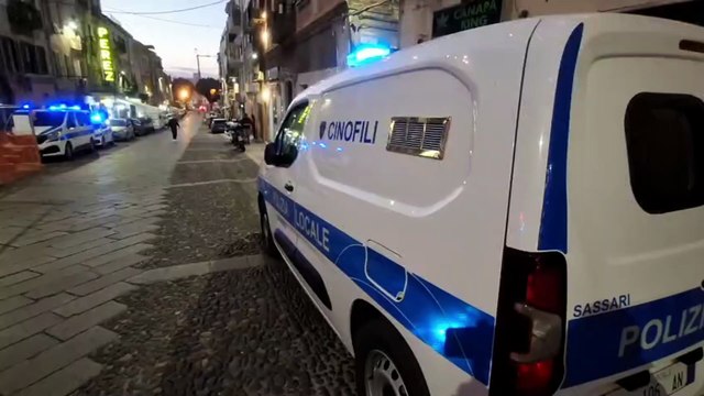 Controlli della polizia locale nel centro storico di Sassari