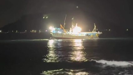 제주 협재포구 인근 해상에서 어선 좌초...10명 전원 구조 / YTN