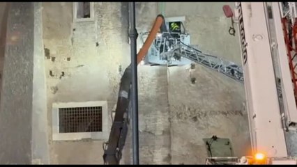Torre dei Conti, Vigili del Fuoco scavano anche a mano tra i detriti