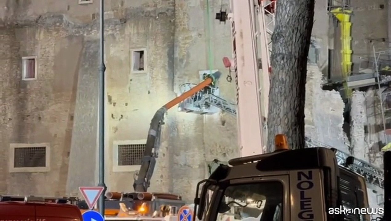 Torre dei Conti, Vigili del Fuoco scavano anche a mano tra i detriti