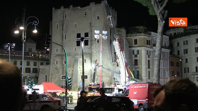 Crollo Torre dei Conti a Roma, si scava con le mani per salvare l'operaio ancora sotto le macerie
