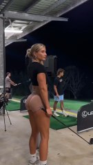 Girl working out até the gym.