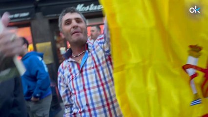 Simpatizantes de Vox en Cáceres a los antifas: "¿Fascistas ¡Vete a Cuba! ¡Se te acabó la paguita!"