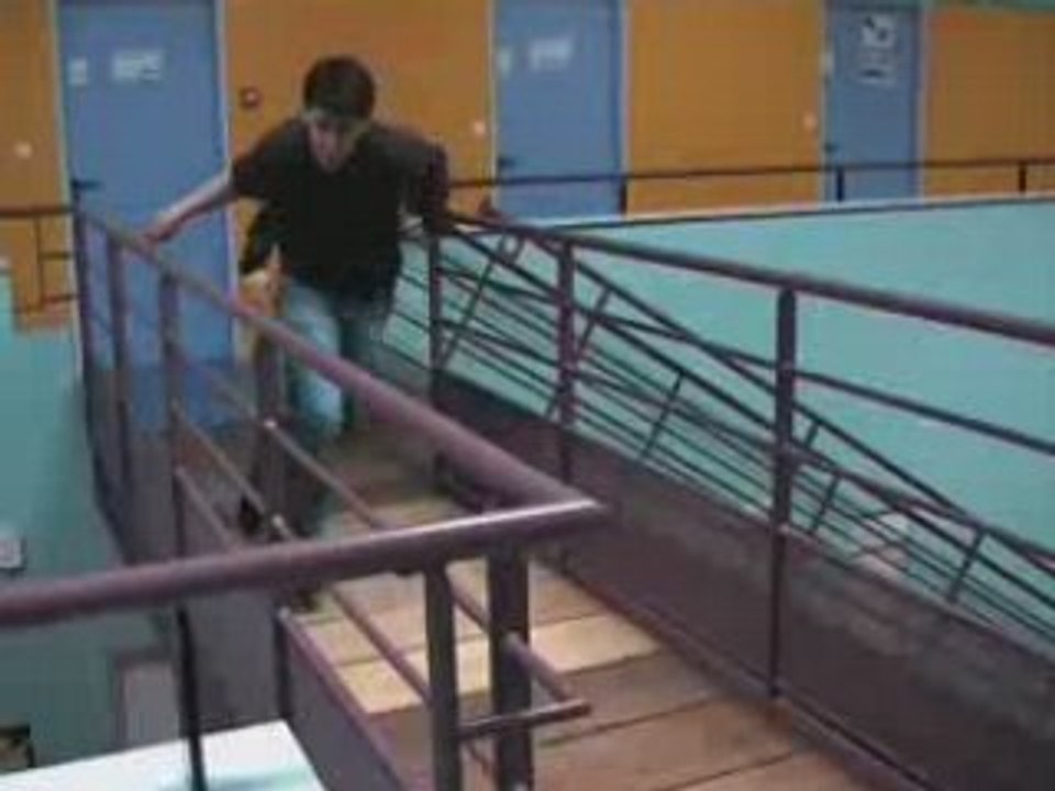 Je cours dans l'escalier parce que j'ai envie de ...