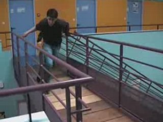 Je cours dans l'escalier parce que j'ai envie de ...