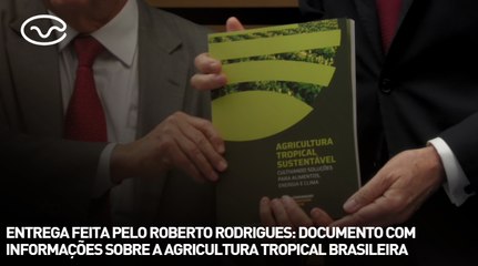 Roberto Rodrigues entrega documento com informações sobre a agricultura tropical brasileira ao presidente da COP30