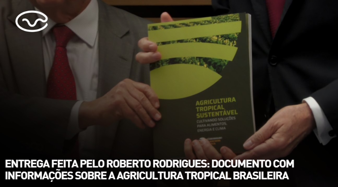 Roberto Rodrigues entrega documento com informações sobre a agricultura tropical brasileira ao presidente da COP30