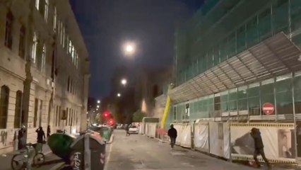 Righi, le immagini dell'assalto in via Campania: giovani incappucciati inneggiano al duce e distruggono tutto