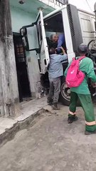 Motorista de caminhão de lixo passa mal e veículo atinge casa em São Miguel dos Campos