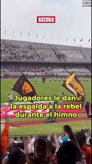¿SE ROMPIÓ LA RELACIÓN? 😱Durante el himno, todos los jugadores de Pumas se pusieron de espaldas a la porra