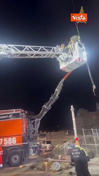 Estratto vivo l’operaio dopo 11 ore sotto le macerie della Torre dei Conti, è in gravi condizioni