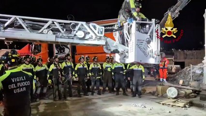 Trabalhador soterrado em Itália resgatado com vida após 11h nos escombros