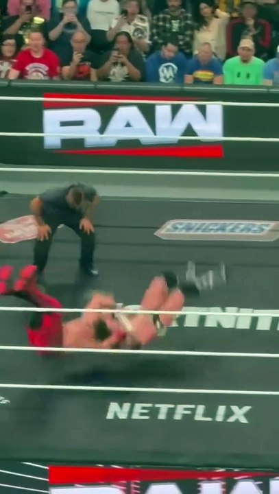 CM Punk vs Seth Rollins - WWE Raw on Netflix #wwe #shorts