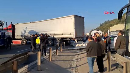 Kocaeli TEM'de TIR karşı şeride geçti; Ankara yönü trafiğe kapalı
