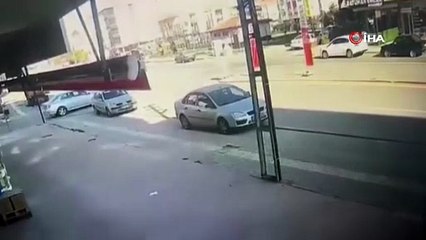 Ankara’da motosiklet ile otomobilin çarpıştığı kaza kameraya yansıdı