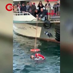 İstanbul Boğazı'nda denize düşen kadını turist kurtardı