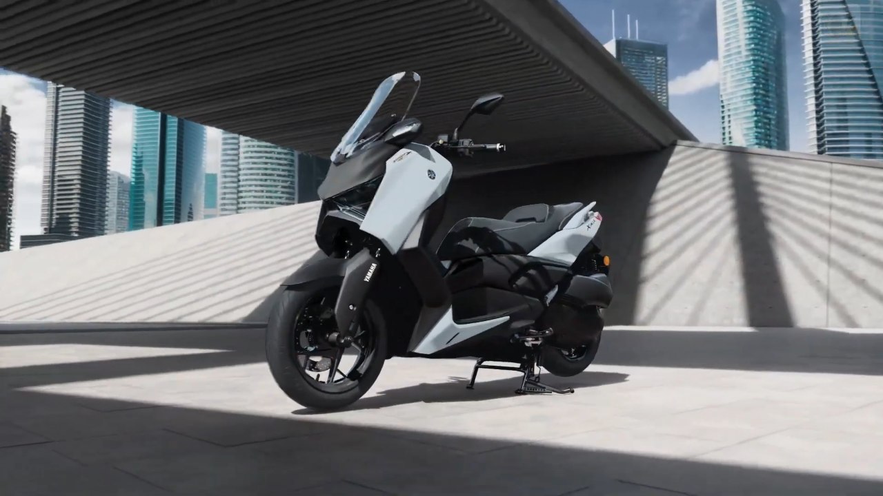 2026 Yamaha XMAX 300 Tech MAX – Crystal Graphite & neue Ausstattung im Check