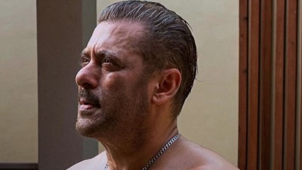 Salman Khan ने शर्टलेस होकर फ्लॉन्ट किए एब्स, फैंस बोले...