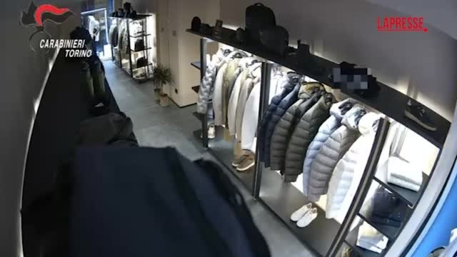 Torino, furto con spaccata e bottino da oltre 20mila euro: il video che inchioda i ladri