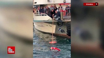 İstanbul Boğazı'nda denize düşen kadını turist kurtardı