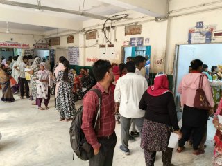 अस्पताल में मरीजों की लगी लंबी लाइन, मरीज हो रहे परेशान