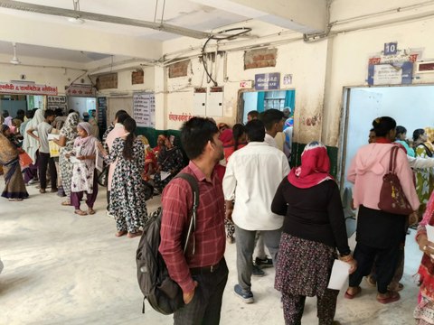 अस्पताल में मरीजों की लगी लंबी लाइन, मरीज हो रहे परेशान