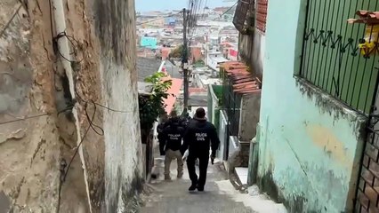 Assista ao momento em que polícia fecha o cerco contra membros de facção carioca na Bahia