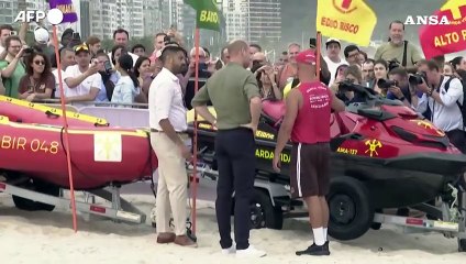 Il principe William a Copacabana, tra beach volley e lifeguards
