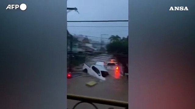 Strade come fiumi, il tifone Kalmaegi si abbatte sulle Filippine