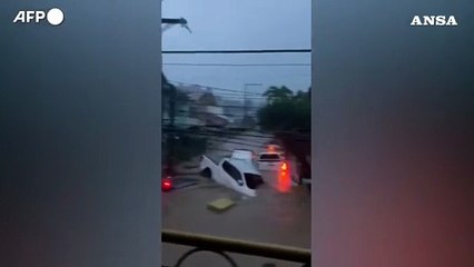 Strade come fiumi, il tifone Kalmaegi si abbatte sulle Filippine
