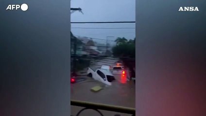 Strade come fiumi, il tifone Kalmaegi si abbatte sulle Filippine