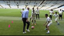 Il principe William gioca al Maracana con i bambini e con Cafu