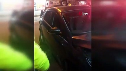 Trafikte kamikaze saldırısı gibi kaza: tüm hızıyla markete daldı; yaralılar var